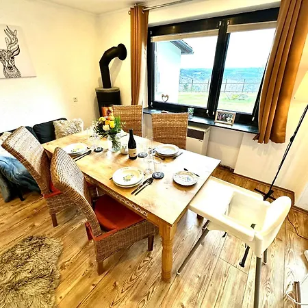Gemuetliches Alpenblick Berg-bungalow + Grosser Garten + Netflix! Vakantiehuis *
