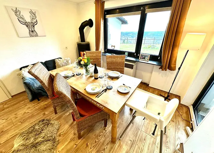 Gemuetliches Alpenblick Berg-bungalow + Grosser Garten + Netflix! بيت للعطل *