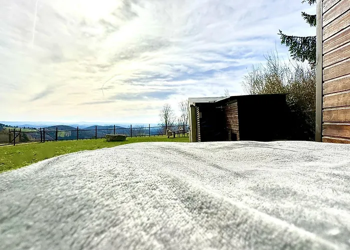Gemuetliches Alpenblick Berg-bungalow + Grosser Garten + Netflix! بيت للعطل
