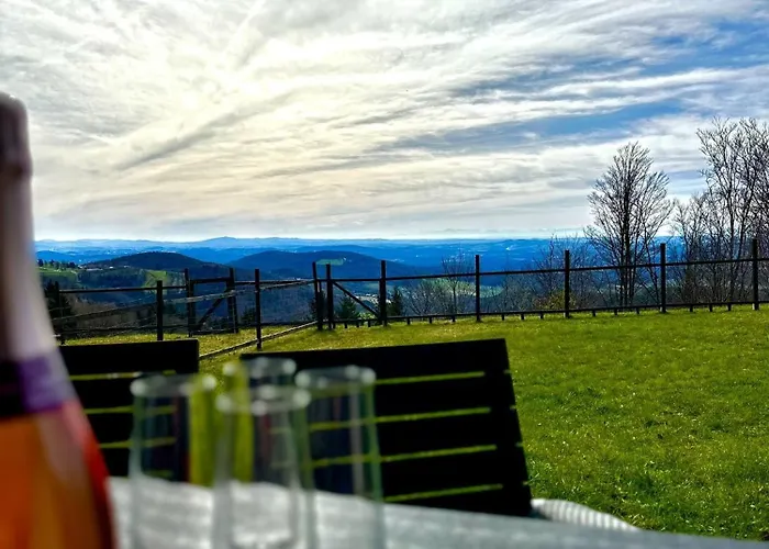بيت للعطل Gemuetliches Alpenblick Berg-bungalow + Grosser Garten + Netflix!