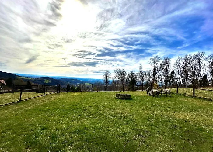Gemuetliches Alpenblick Berg-bungalow + Grosser Garten + Netflix! بيت للعطل