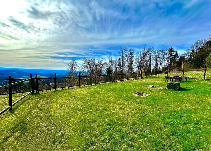 Gemuetliches Alpenblick Berg-bungalow + Grosser Garten + Netflix! بيت للعطل